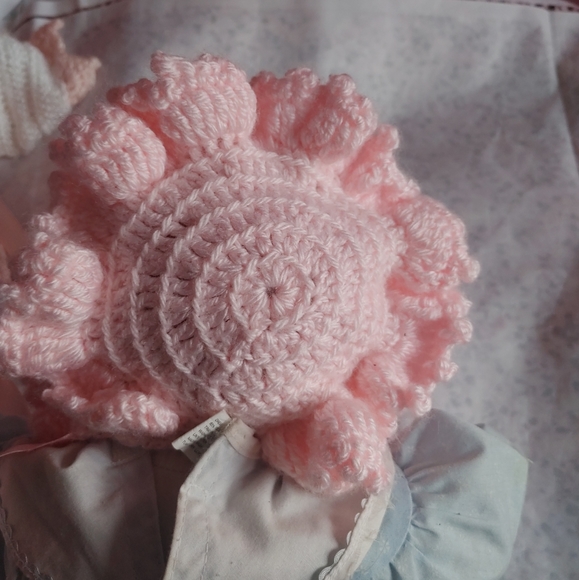 Handmade pink crochet baby hat frills - Picture 3 of 4